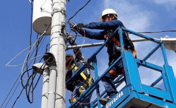 Equipo Ecoglobe realizando instalación eléctrica